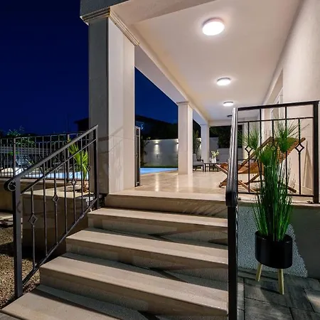 Vilă Pafran With Heated Pool Krk Veglia